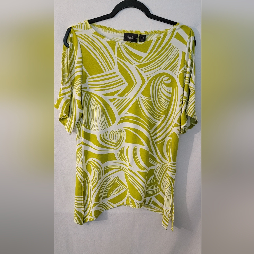 Travelers By Chico's Green & White Graphic Short Sleeve Top Size 0P (XS)